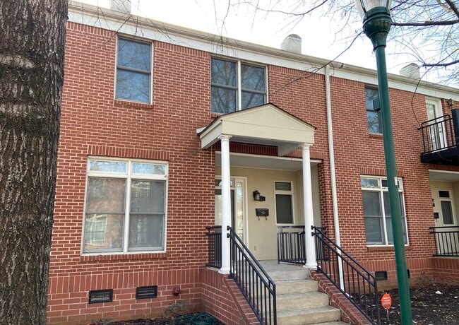 Building Photo - 208 W 17th St
