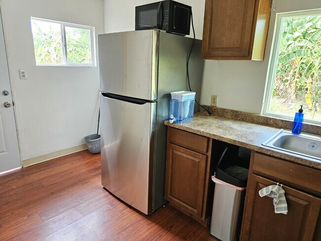 Foto del edificio - 2 Bed / 1 Bath Apartment with 2 driveway P...