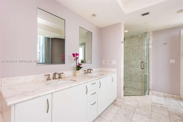 Building Photo - 1331 Brickell Bay Dr