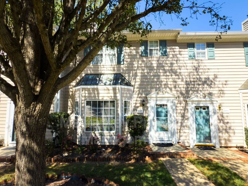 Photo - 307 Silverberry Ct