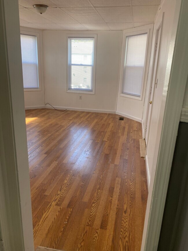 Living room - 8 E Kendall St