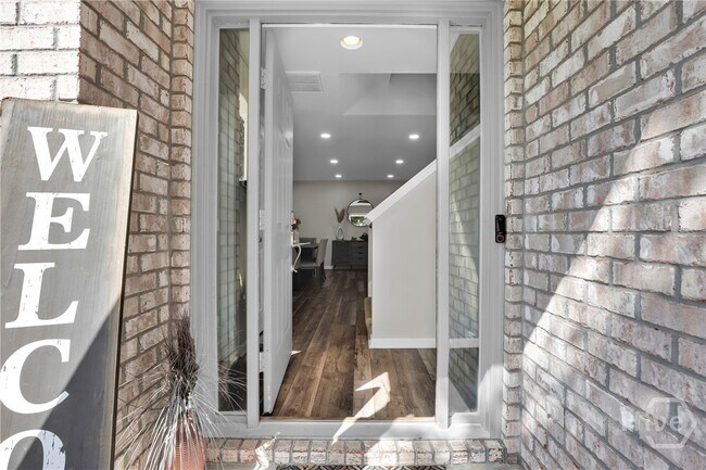 Foto del edificio - 136 Meadowside Ln