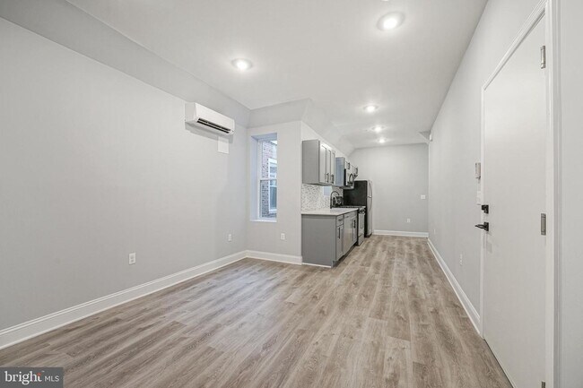 Building Photo - 1156 S 52nd St