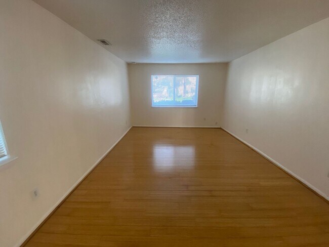 Foto del edificio - Introducing the stunning 3 Bedroom "ASK AB...