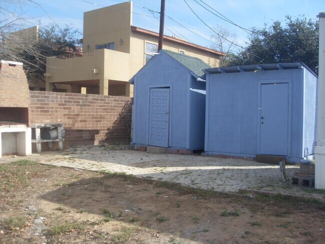 Building Photo - 104 E Peach Ln