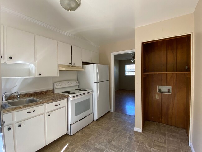 Building Photo - Adorable 2 bedroom, 1 bath duplex located ...