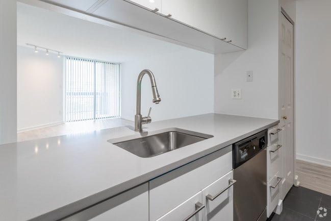 1 BR, 1 BA - 660 SF - 601 24th St