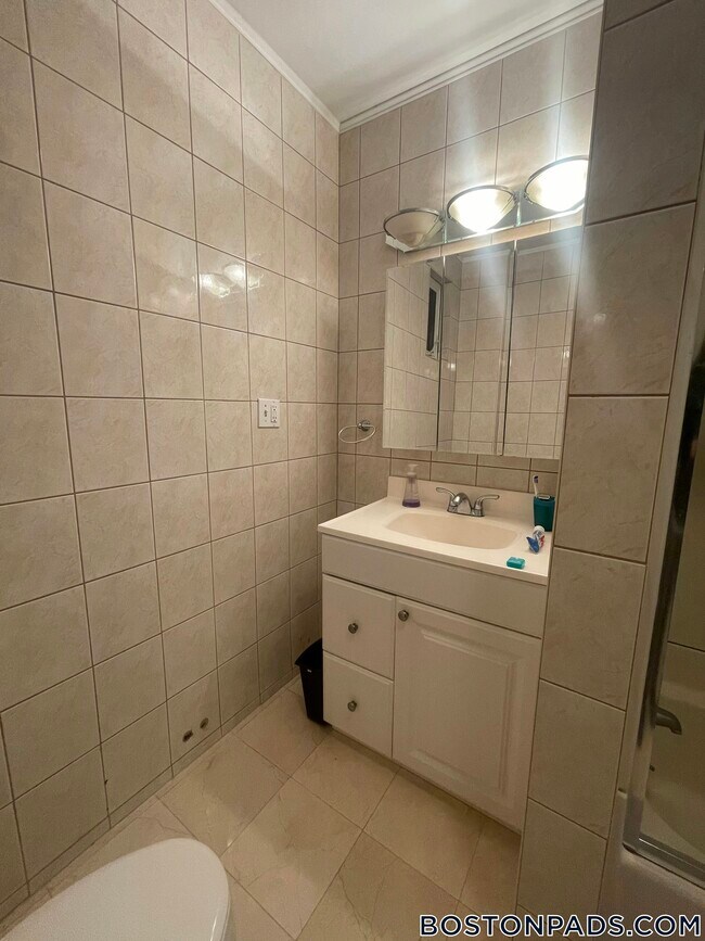 Building Photo - 1689 Beacon St