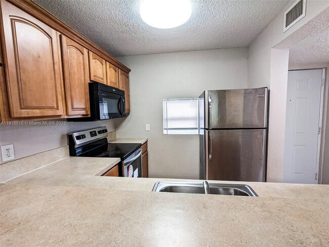 Foto del edificio - 8540 N Sherman Cir