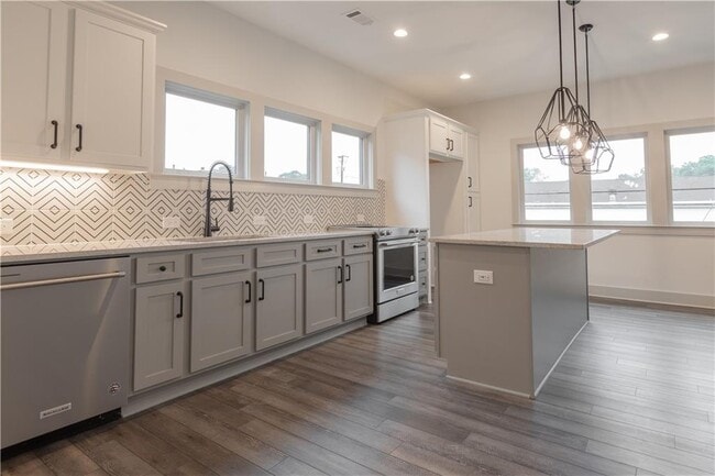 Building Photo - 615 King Arnold St