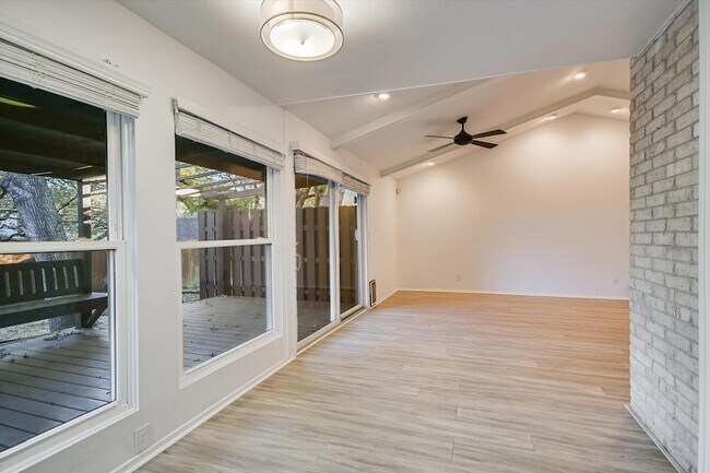 Foto del edificio - 8101 Ceberry Dr