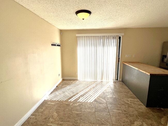 Foto del edificio - Charming 3 Bedroom Townhomes at Rockrimmon