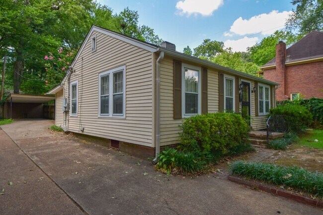 Building Photo - UPDATED 3 bed, 1.5 home near U of M and Me...