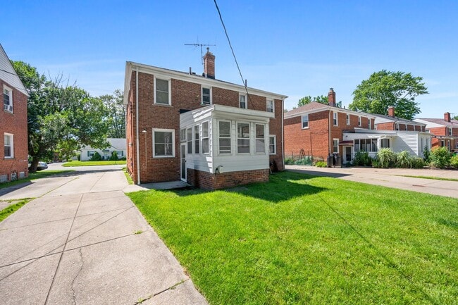 Photo - 253 E 250th St (Euclid, OH) Townhome