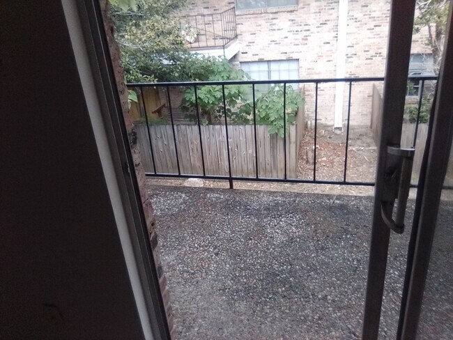 balcony - 675 Wooddale Blvd