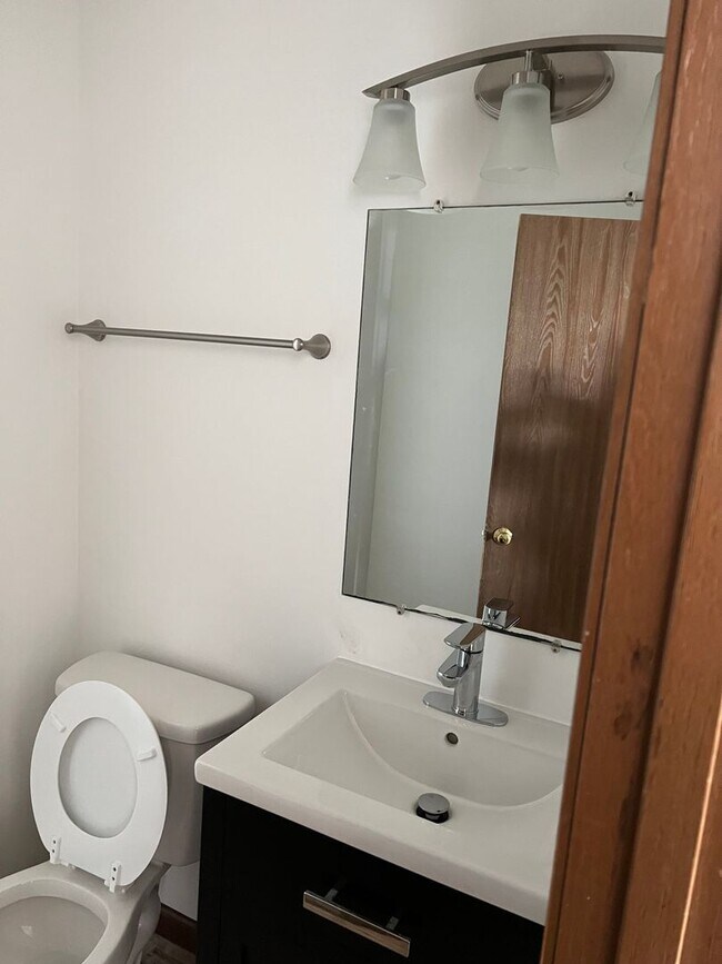 Foto del edificio - 4 Bedroom, 1.5 Bathroom Duplex on Blooming...