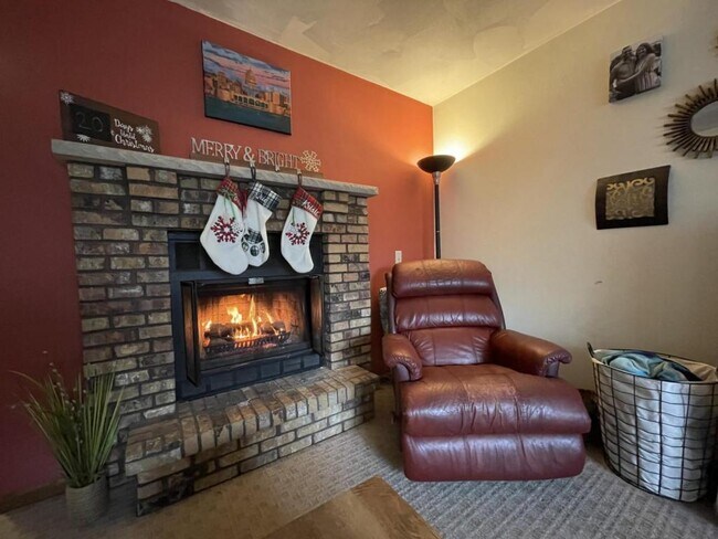 Building Photo - 17 Mesa Ct. #3