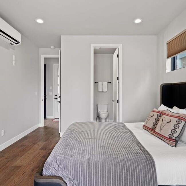 Foto del edificio - Modern Luxury and Prime Location: Fully Furnished 2 Bed 2 Bath Home with Hot Tub