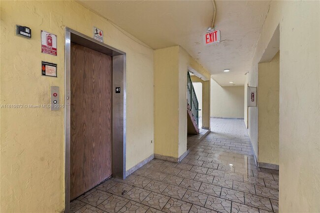 Building Photo - 666 W 81st St