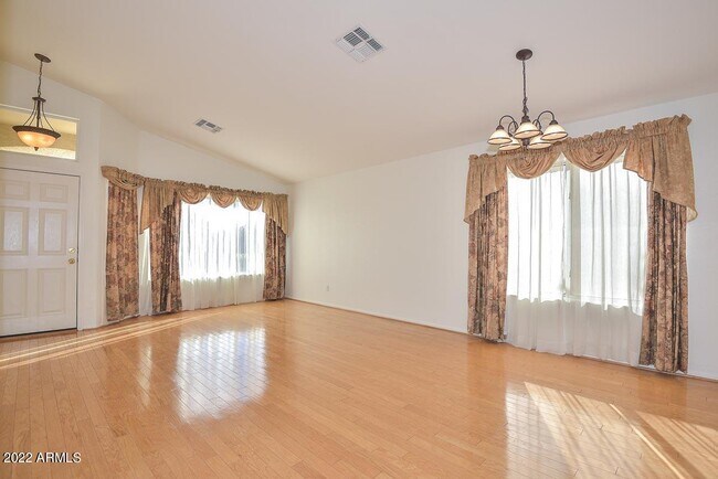 Foto del edificio - 7720 W Foothill Dr