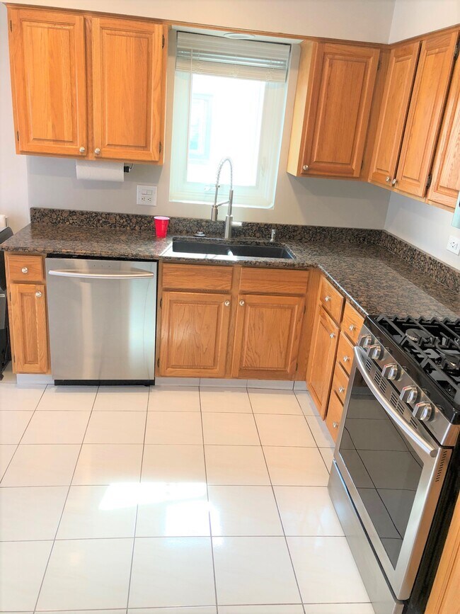 Building Photo - 6731 N Oxford Ave