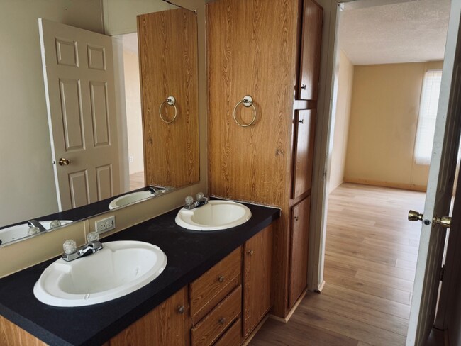 Foto del edificio - 6000 Clear Creek Rd