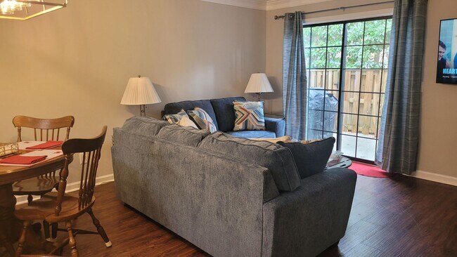 Foto del edificio - Furnished 3 BR, 3 BH Townhouse in Wilmington!