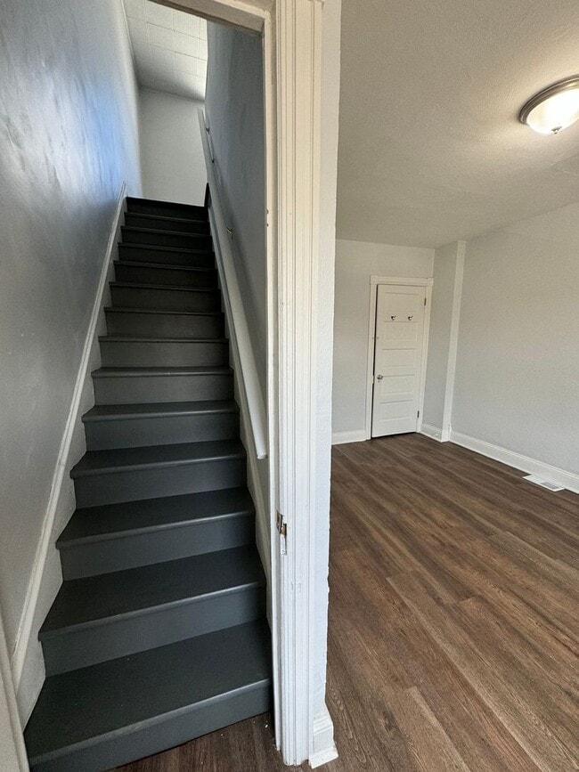 Building Photo - THREE/FOUR Bedroom/ONE Bath Row