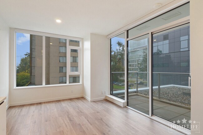 Photo du bâtiment - Beautiful 1 Bed + Flex Condo in University District – Surrey City Centre