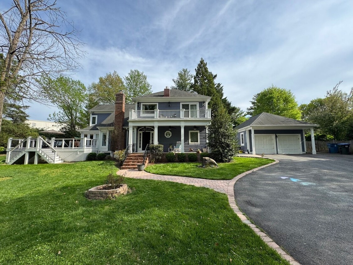 Primary Photo - Fantastic 5 Bed 5.5 Bath Single Family Hom...