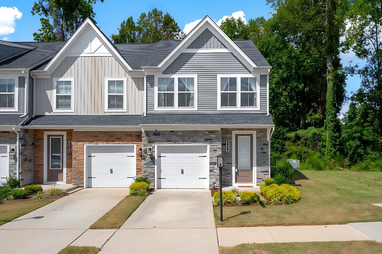 Foto principal - Move-In Ready 3-Bed, 2.5-Bath Townhouse Ba...