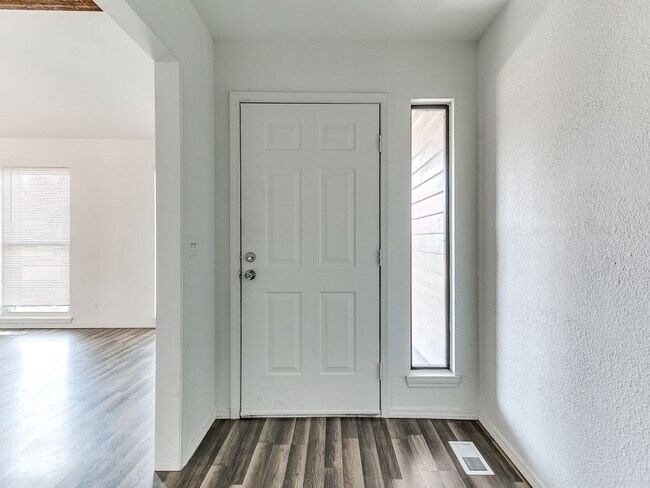 Building Photo - Beautiful 4 bedroom in South Tulsa and Uni...