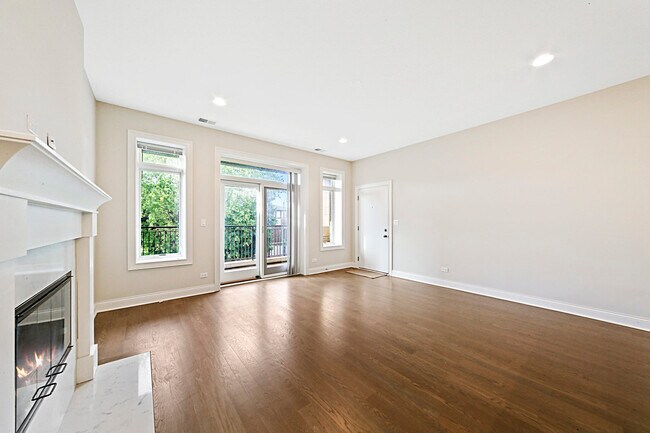 Building Photo - 1517 W Diversey Pkwy