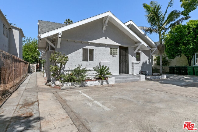 Building Photo - 3915 S Budlong Ave