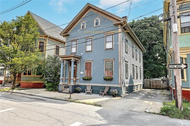 Building Photo - 48 Bainbridge Ave