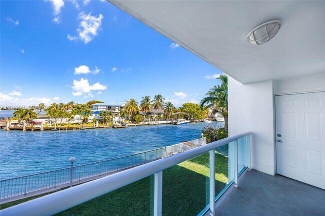 Foto del edificio - 2841 NE 163rd St