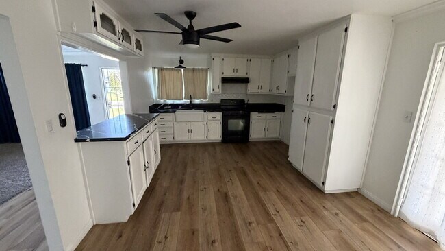 Foto del edificio - Beautiful Single-Story Home with Fireplace & Huge Backyard