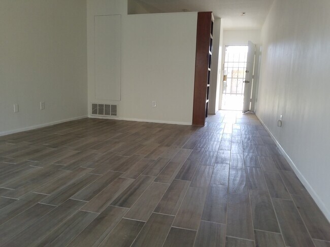 Building Photo - 2031 E Almont Ave