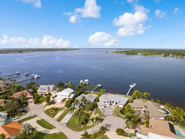 Foto del edificio - 1200 SW Dyer Point Rd