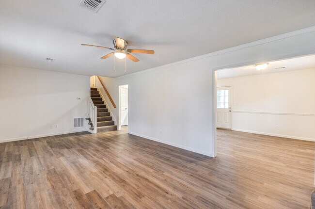 Building Photo - 5050 Hubert Dr