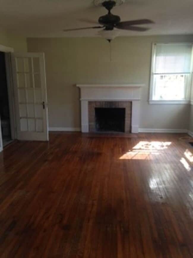 Building Photo - MIDTOWN HOUSE! GREAT LOCATION!