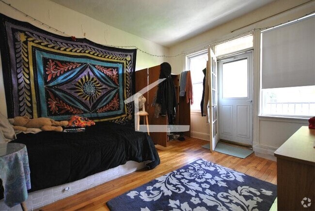 Building Photo - 1626 Comm.Ave Unit 12