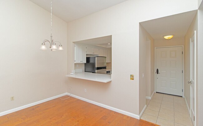 Building Photo - Beautiful 2 Bedroom Carlsbad Condo!