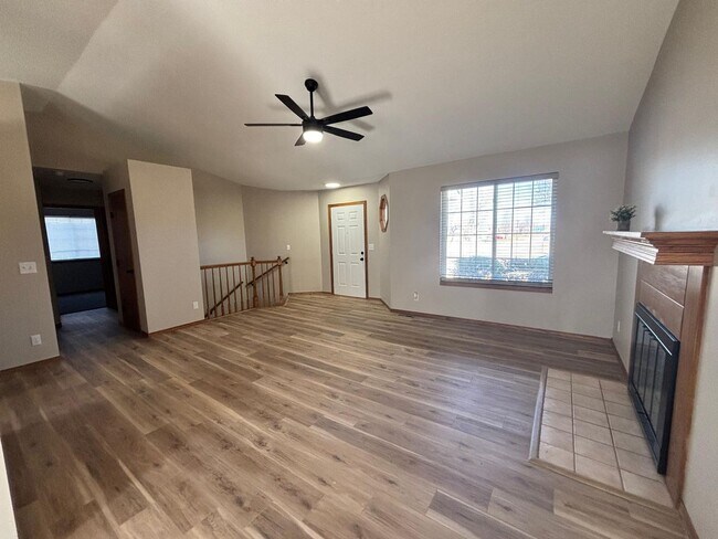 Foto del edificio - Renovated 3 Bedroom 2 Bath home with Finished Basement! Available for Rent or Rent to Own!