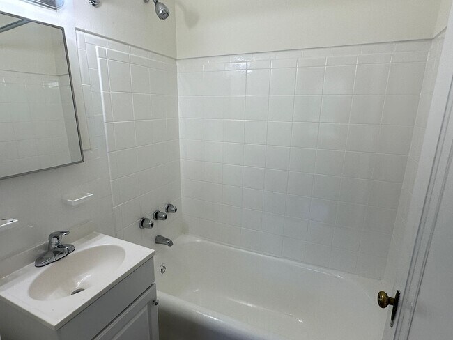 Foto del edificio - Marlyn Apts 202: 1 Bed 1 Bath