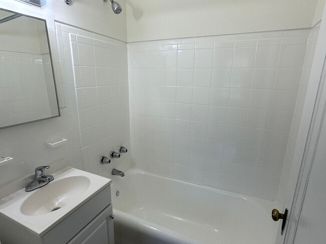 Building Photo - Marlyn Apts 202: 1 Bed 1 Bath