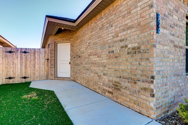 Building Photo - FIRST MONTH RENT FREE! Beautiful New Townh...