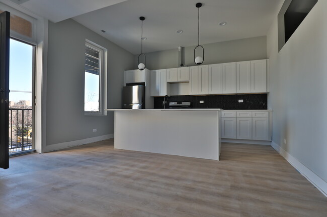Building Photo - 913 S Miller St