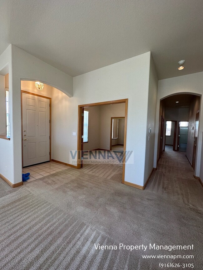 Building Photo - Gorgeous Lincoln Home in Great Neighborhood!