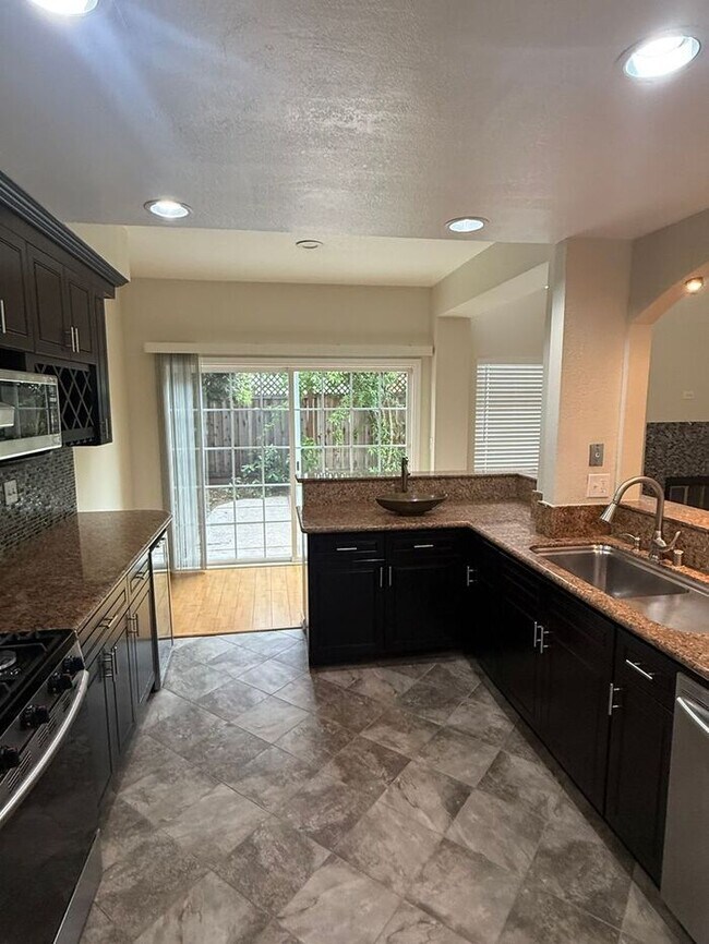 Foto del edificio - Beautiful Spacious 4-bedroom, 2.5-bathroom...